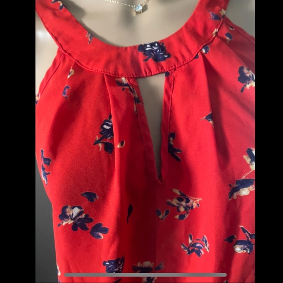 Red top with blue details - Picture 2 of 15
